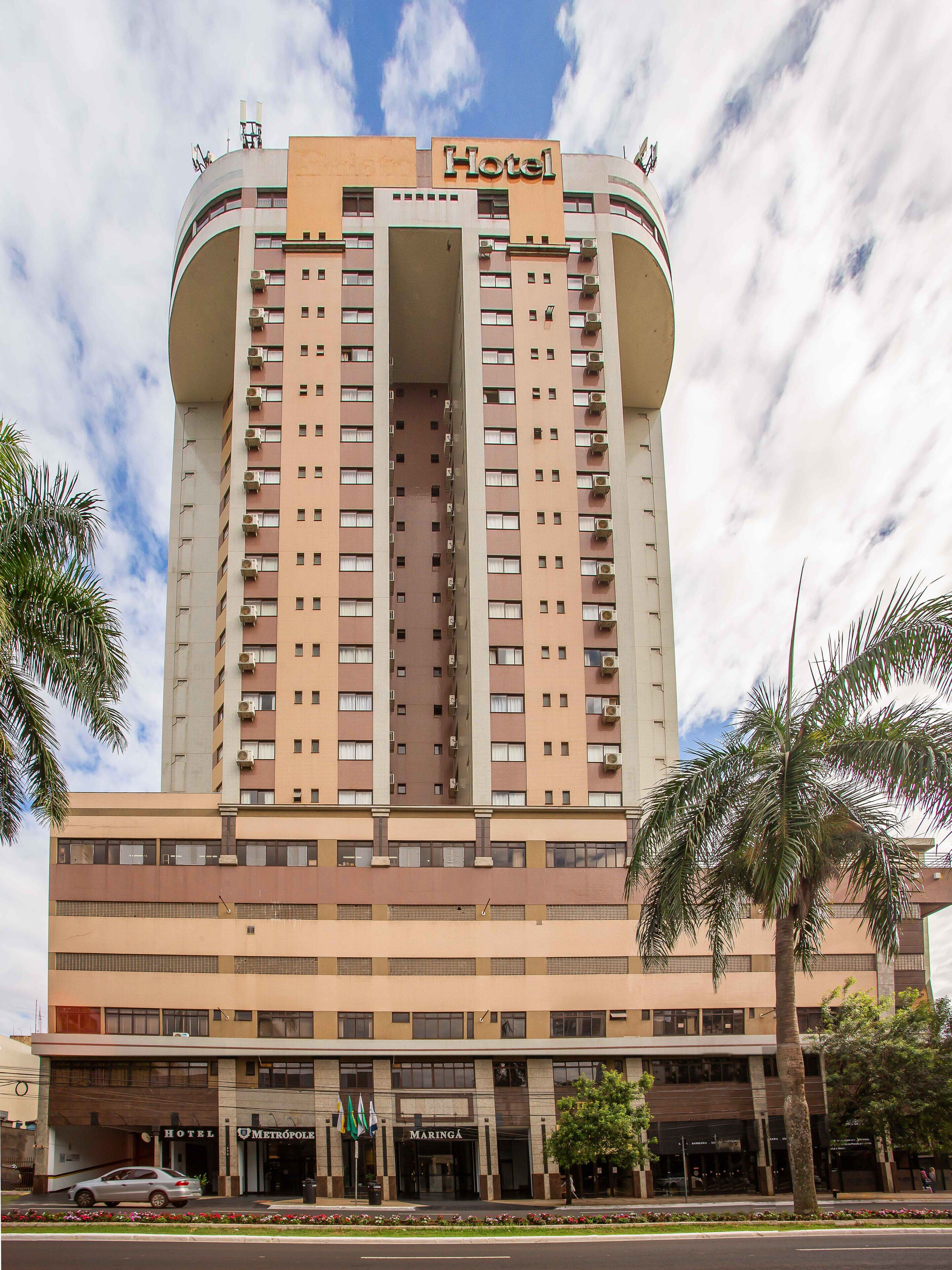 A hotel with a central atrium, multiple floors, and a flat roof.