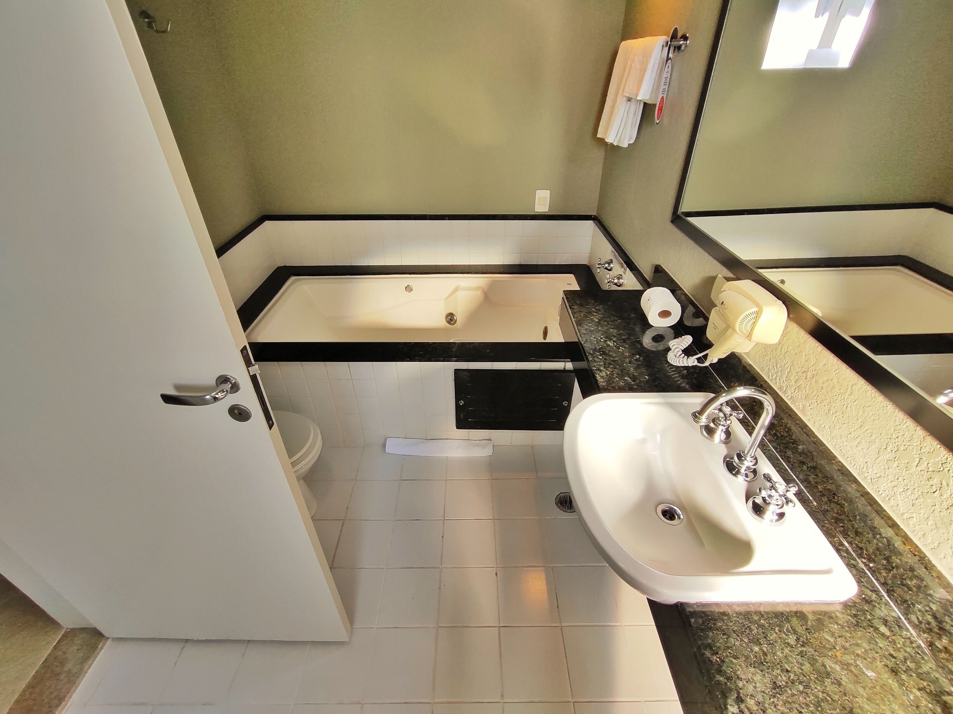 senior double room | in-room safe, desk, laptop workspace, soundproofing