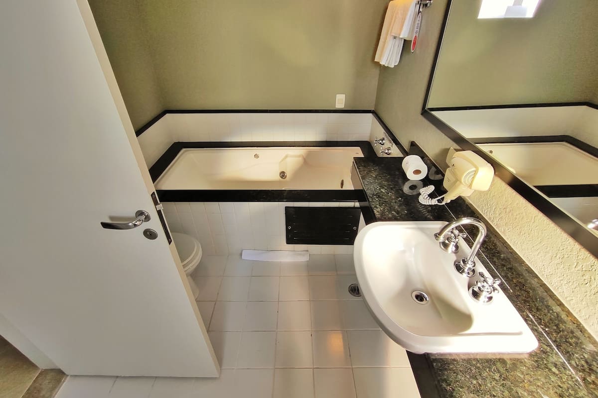 senior double room | in-room safe, desk, laptop workspace, soundproofing