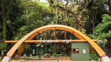 An entrance archway with the inscription "Parque do Inga" in a tropical setting.