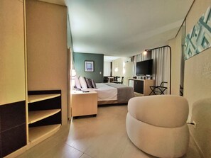 Kamar Double Senior | Brankas, meja kerja, ruang kerja ramah laptop, dan kedap suara