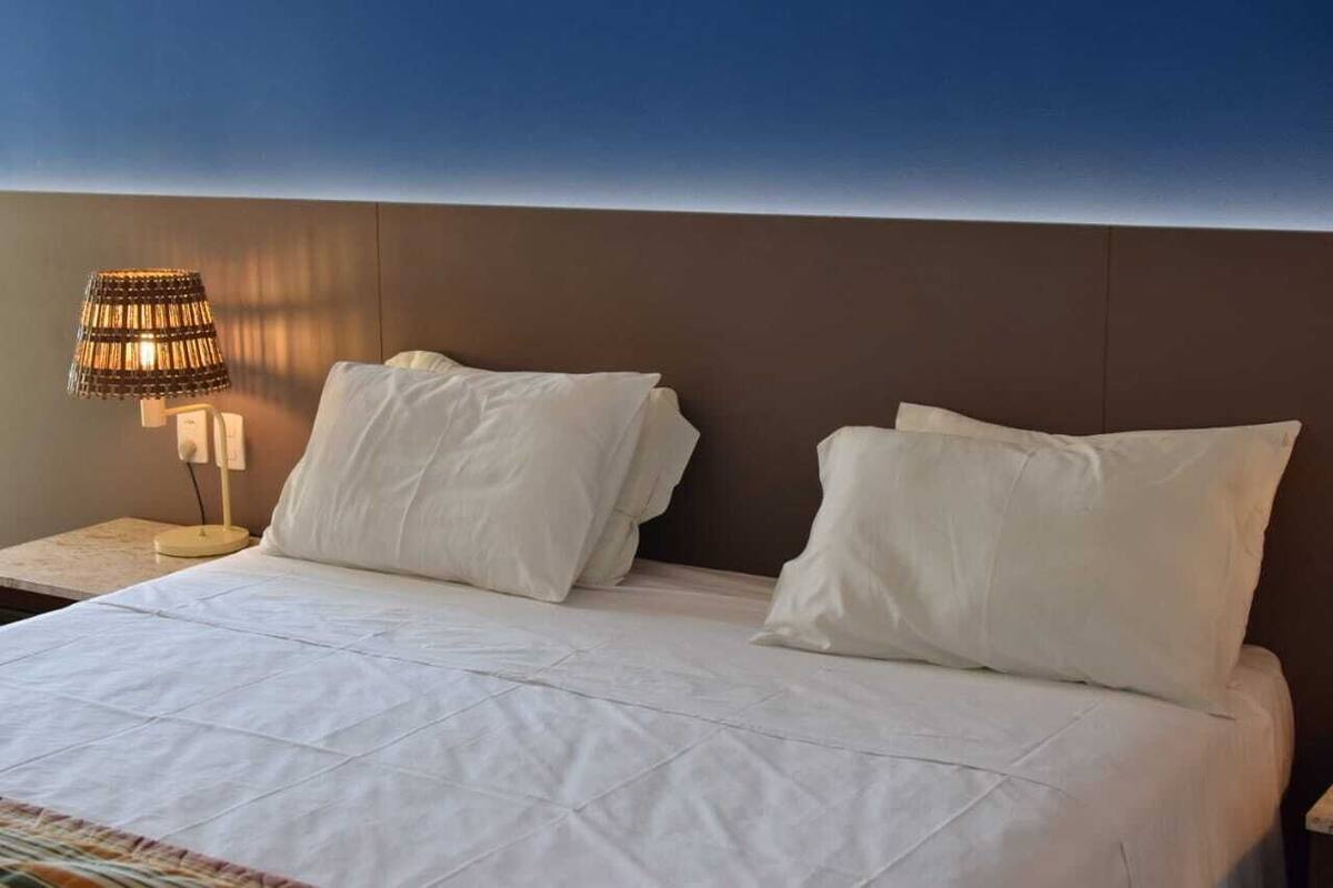 Frigobar, cofres nos quartos, escrivaninha, cortinas blackout