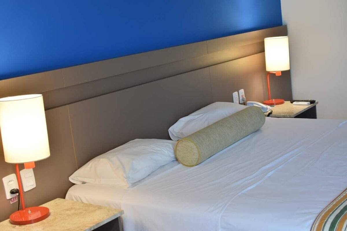Frigobar, cofres nos quartos, escrivaninha, cortinas blackout