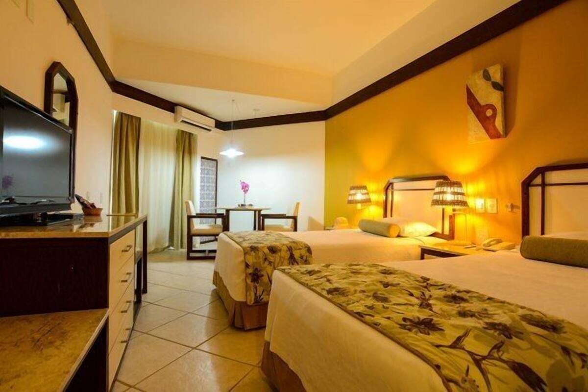 Quarto casal luxo | Frigobar, cofres nos quartos, escrivaninha, cortinas blackout