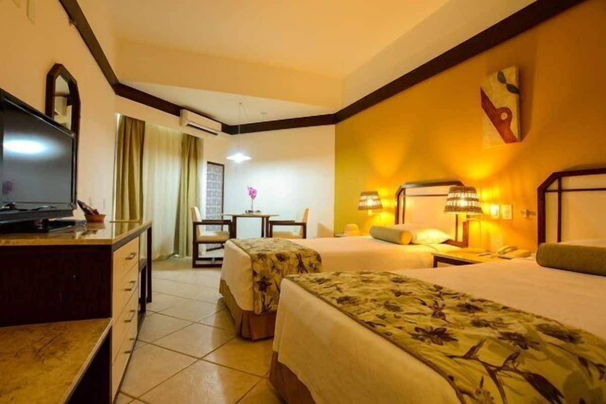 Doppia Deluxe | Minibar, una cassaforte in camera, una scrivania, tende oscuranti