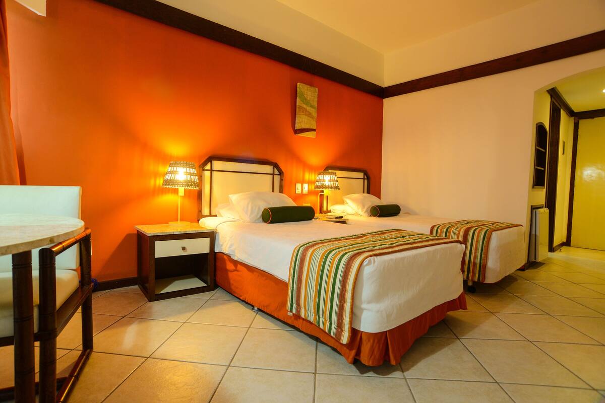 Quarto duplo superior, 2 camas de solteiro | Frigobar, cofres nos quartos, escrivaninha, cortinas blackout
