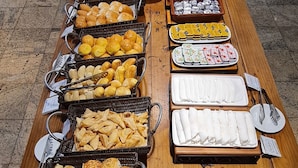 Een buffet met diverse gerechten en bestek.