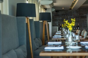 Petit déjeuner, déjeuner et dîner servis sur place, vue sur la plage