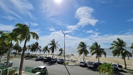 En la playa, arena blanca, toallas de playa