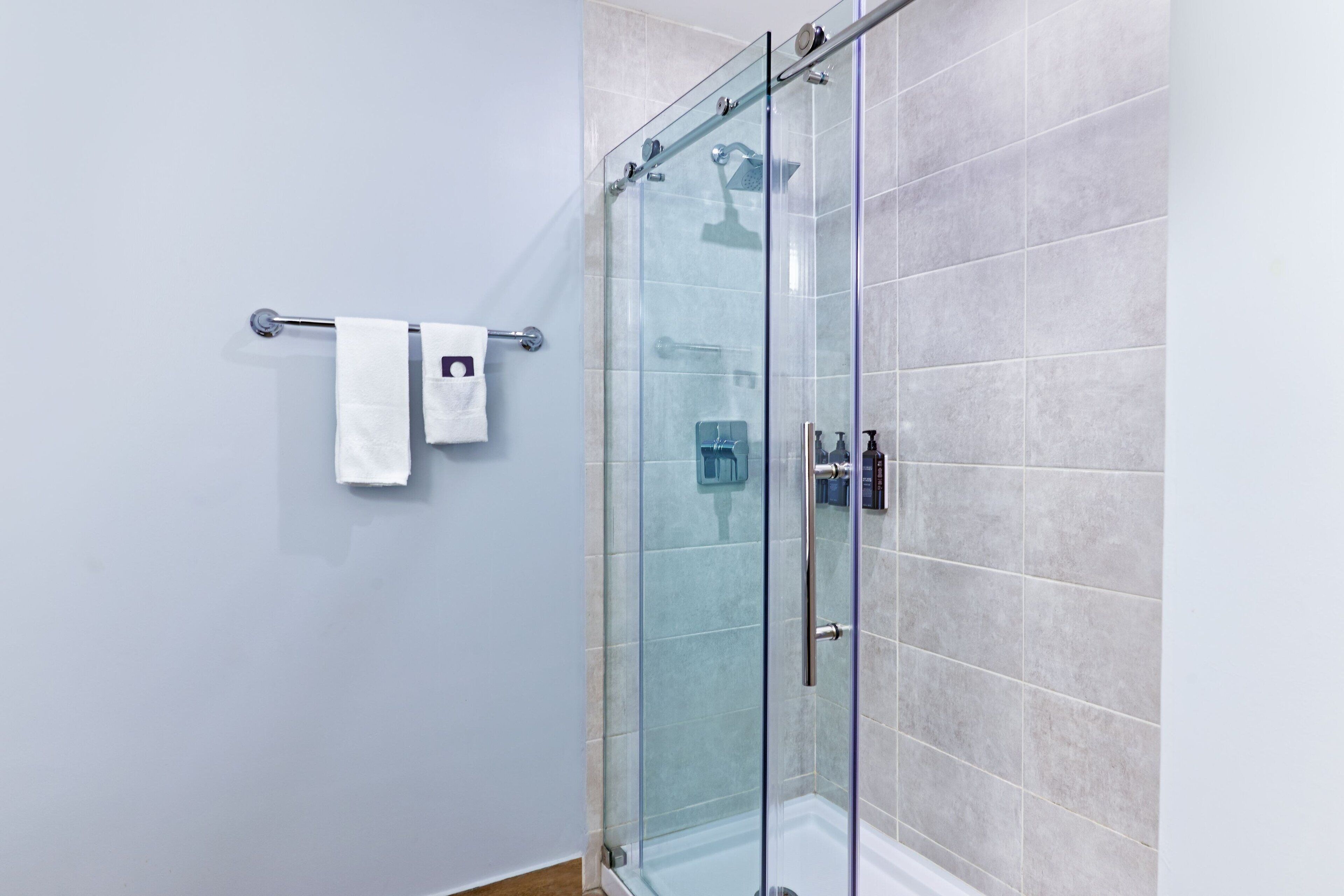 combined shower/bathtub, deep-soaking bathtub, hair dryer, towels