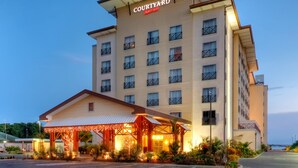 Un hôtel Courtyard Marriott doté d’un grand bâtiment et d’un espace d’entrée abrité.
