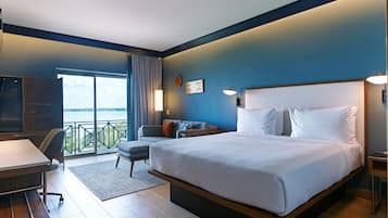 Een kluis op de kamer, een bureau, verduisterende gordijnen