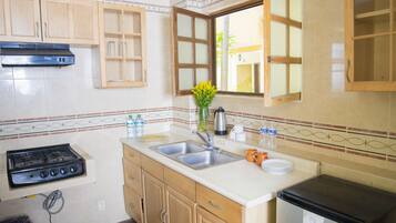 Suite, 1 King Bed | Private kitchen