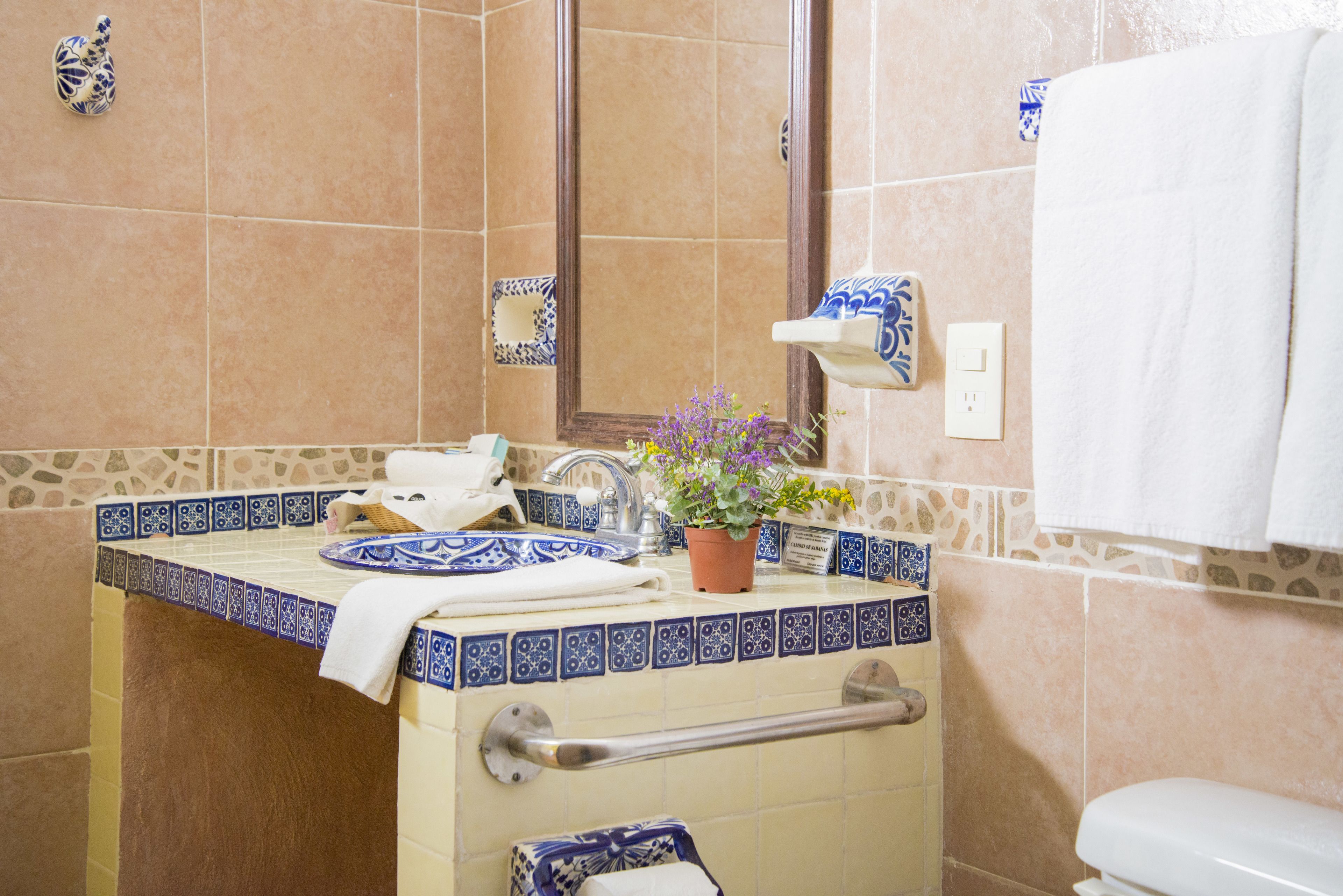 standard double room | bathroom | shower, free toiletries, hair dryer, towels