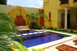 Una piscina al aire libre