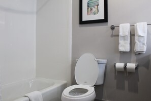 Ducha y bañera combinadas y artículos de higiene personal gratuitos