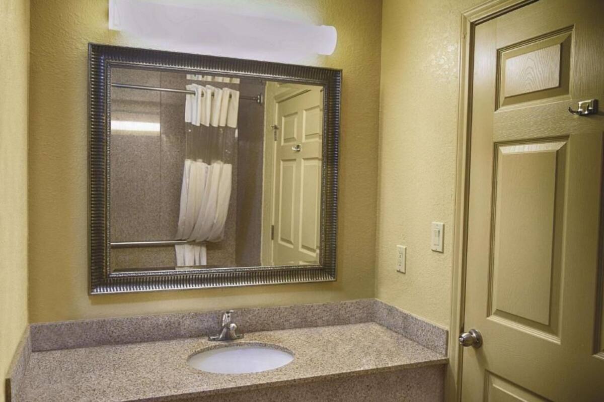 Salle de bain | Ensemble baignoire-douche, articles de toilette (gratuits)