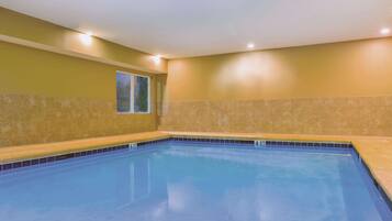 Piscina interna, funciona das 9h às 21h, espreguiçadeiras