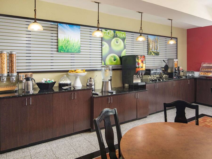 Tägliches inbegriffenes kontinentales Frühstück