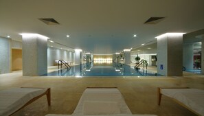 Una piscina techada, una piscina al aire libre