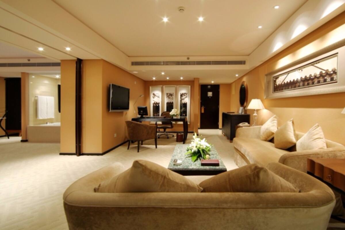 Minibar, in-room safe, desk, iron/ironing board