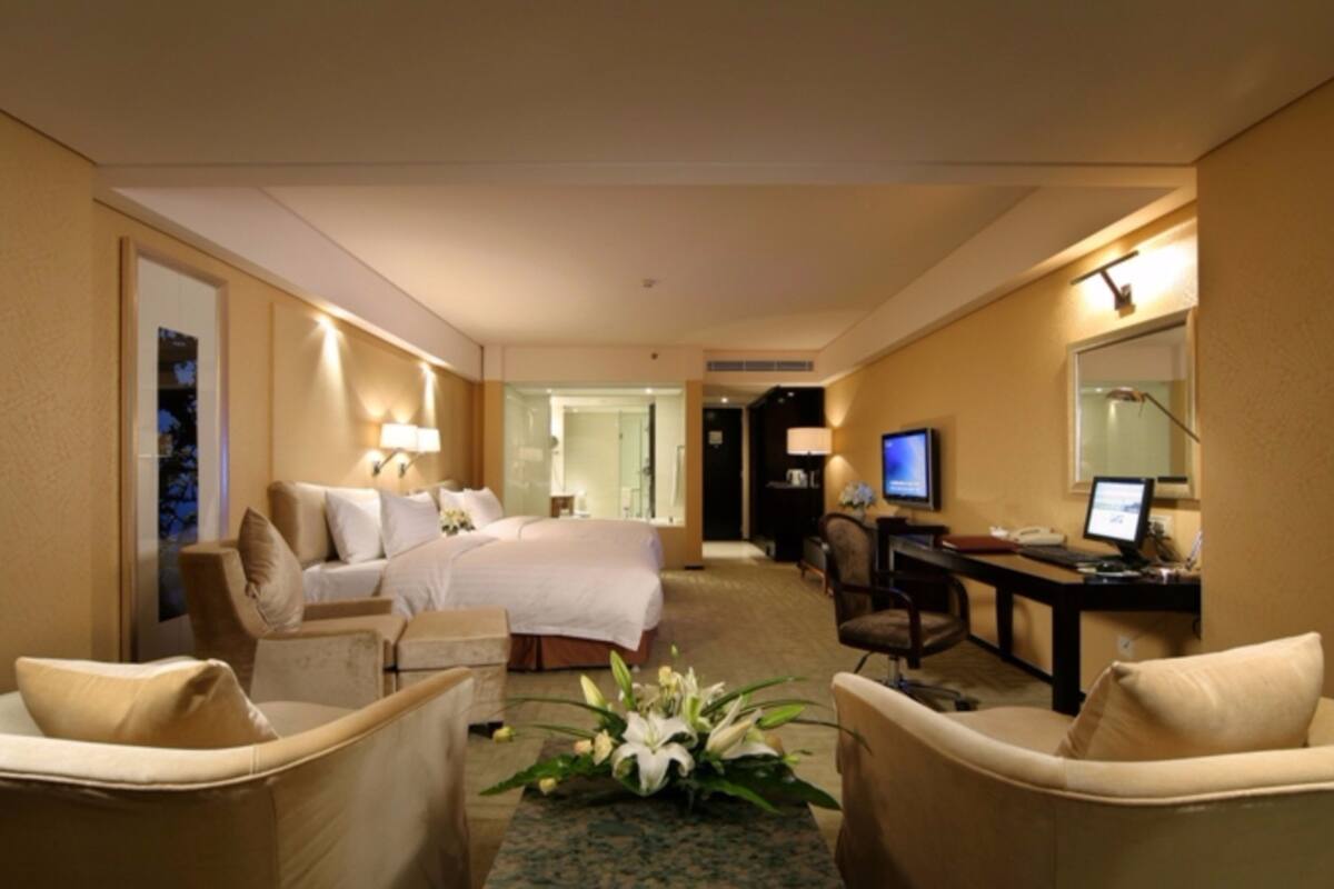 Minibar, in-room safe, desk, iron/ironing board