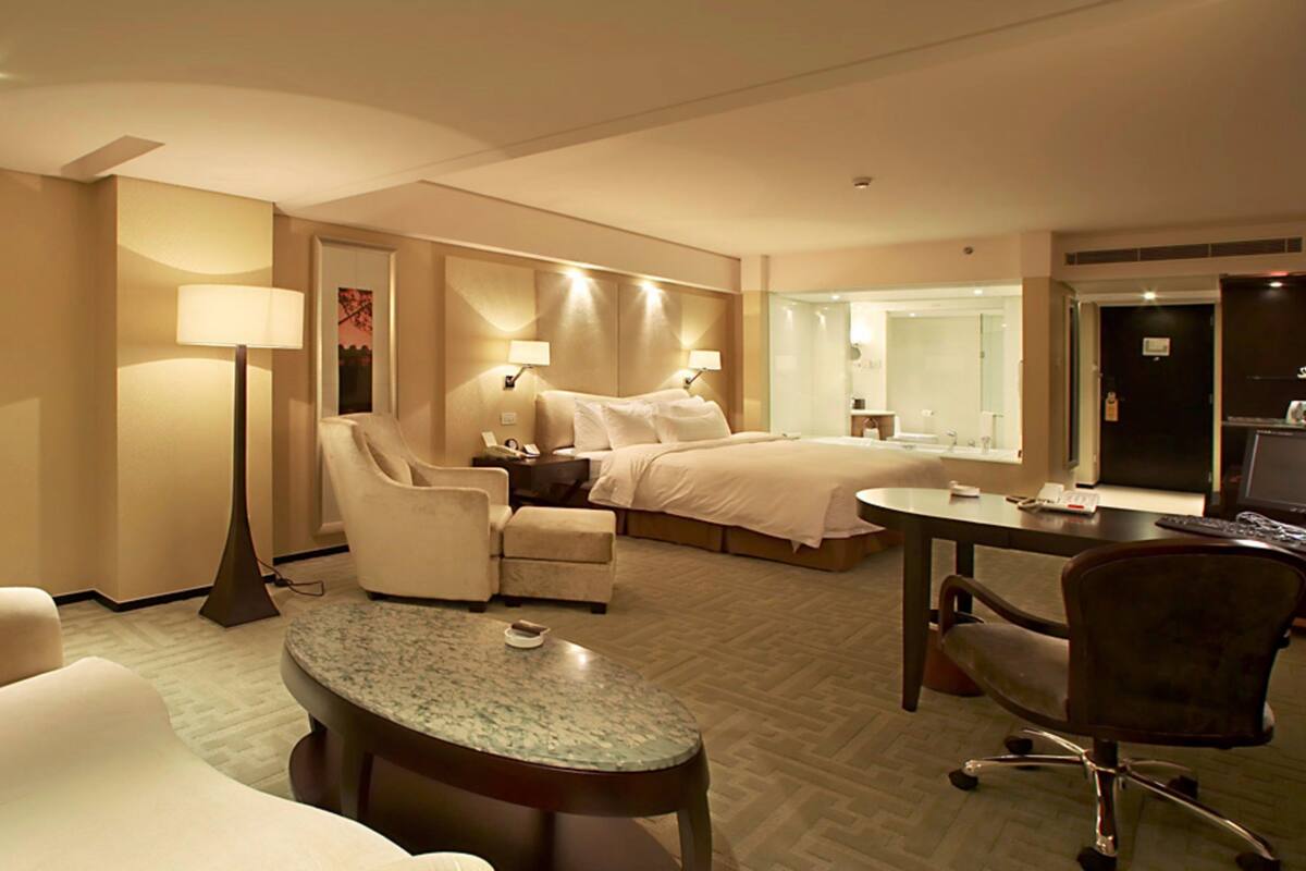 Minibar, in-room safe, desk, iron/ironing board