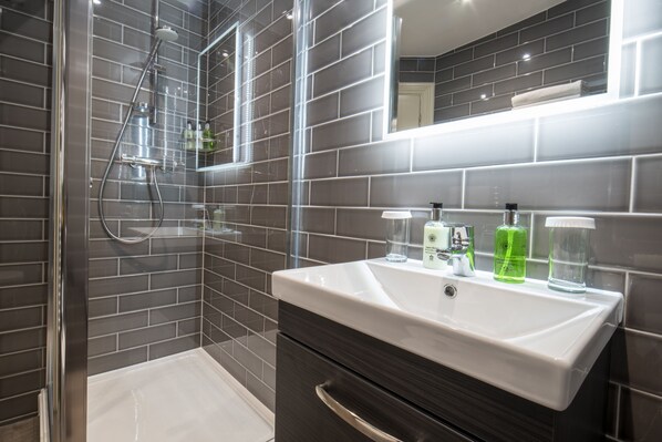 Free toiletries, hair dryer, bathrobes, slippers - The Kings Arms and Royal Hotel, Godalming, Surrey (Godalming)
