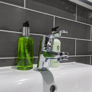 Free toiletries, hair dryer, bathrobes, slippers - The Kings Arms and Royal Hotel, Godalming, Surrey (Godalming)
