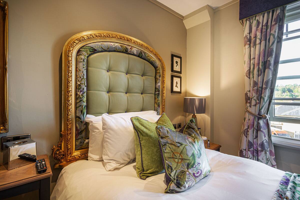 Classic Single Room | Desk, blackout drapes, iron/ironing board (on request), WiFi (free)