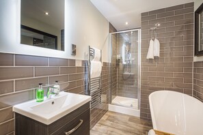 Deluxe Studio Suite | Bathroom | Free toiletries, hair dryer, bathrobes, slippers - The Kings Arms and Royal Hotel, Godalming, Surrey (Godalming)