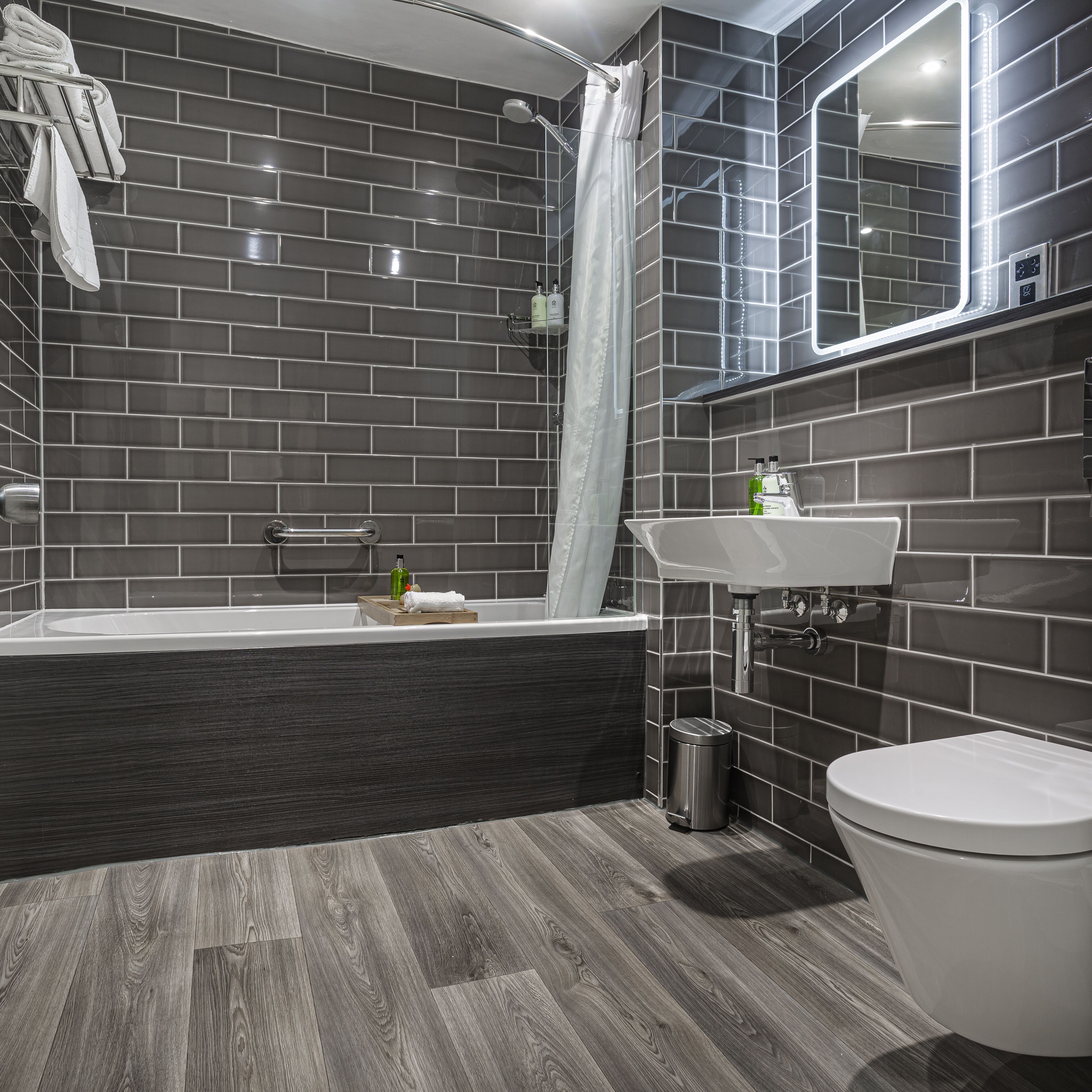 Deluxe Twin Room | Bathroom | Free toiletries, hair dryer, bathrobes, slippers