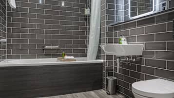 Deluxe Twin Room | Bathroom | Free toiletries, hair dryer, bathrobes, slippers