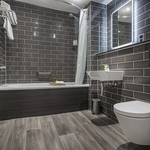 Habitación Deluxe con 2 camas individuales | Baño | Amenidades de baño gratuitas, secadora de cabello, batas, pantuflas 