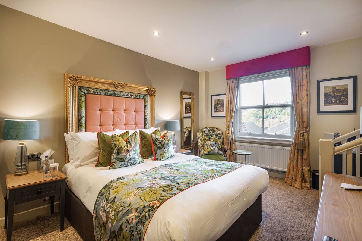 Classic Double Room | Desk, blackout drapes, iron/ironing board (on request), WiFi (free)
