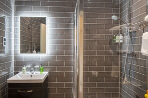 Free toiletries, hair dryer, bathrobes, slippers - The Kings Arms and Royal Hotel, Godalming, Surrey (Godalming)