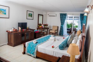 Beach House, 1 Bedroom | Cofres nos quartos, escrivaninha, ferros/tábuas de passar roupa