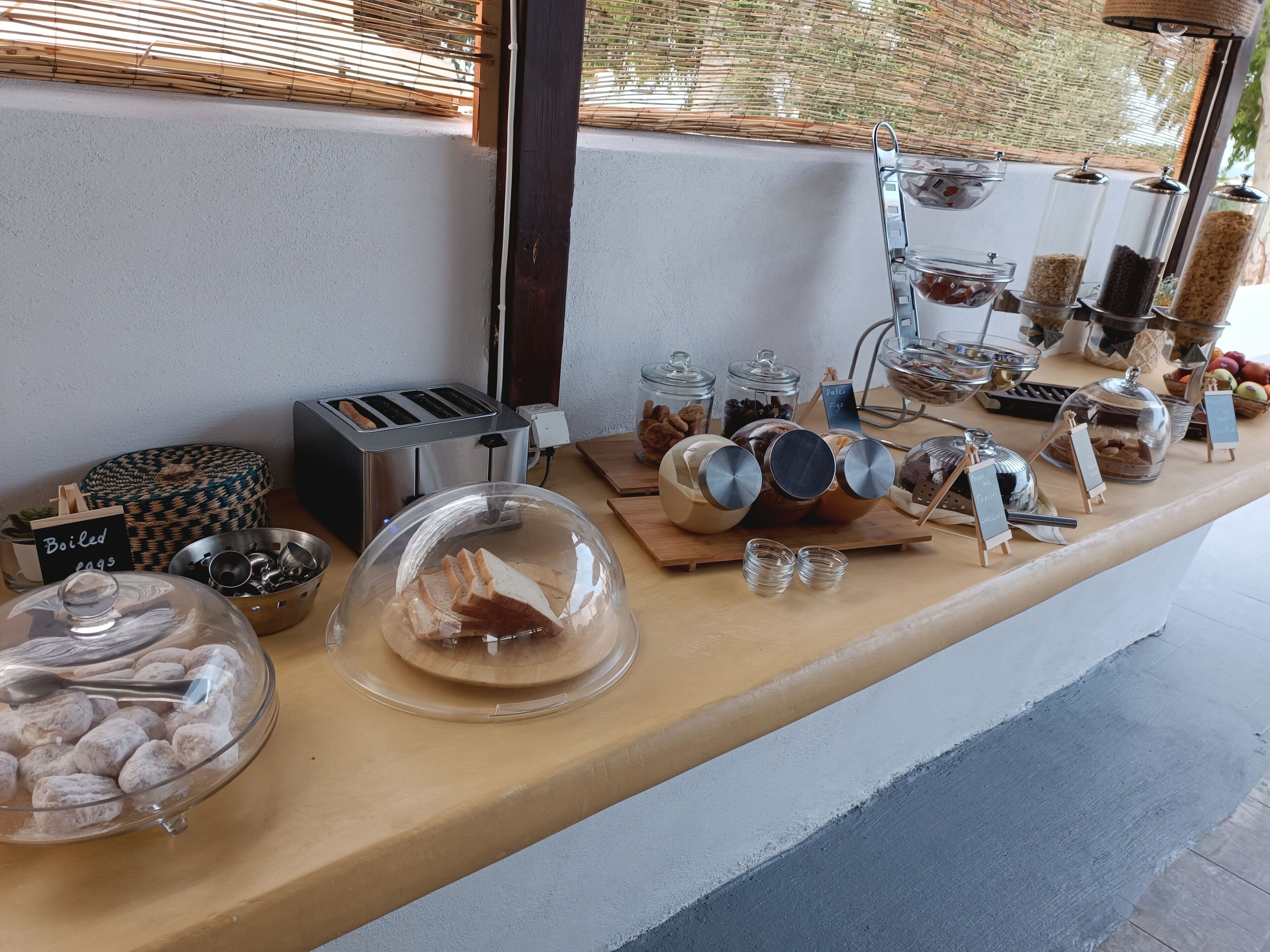 lunch and dinner served, international cuisine