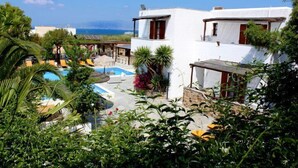 A white building with a pool and lush greenery. - Naxos Summerland resort (Naxos)
