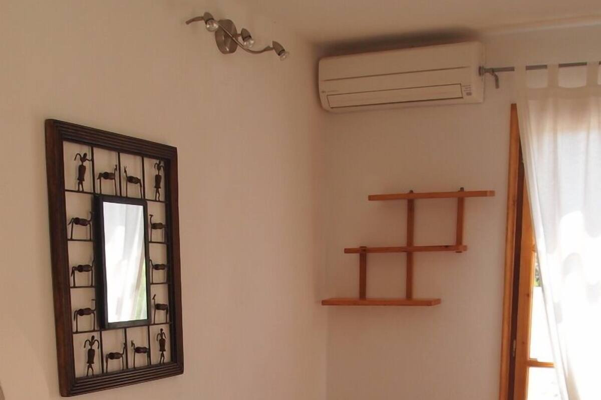 Ropa de cama de alta calidad, caja fuerte, escritorio y cunas gratuitas