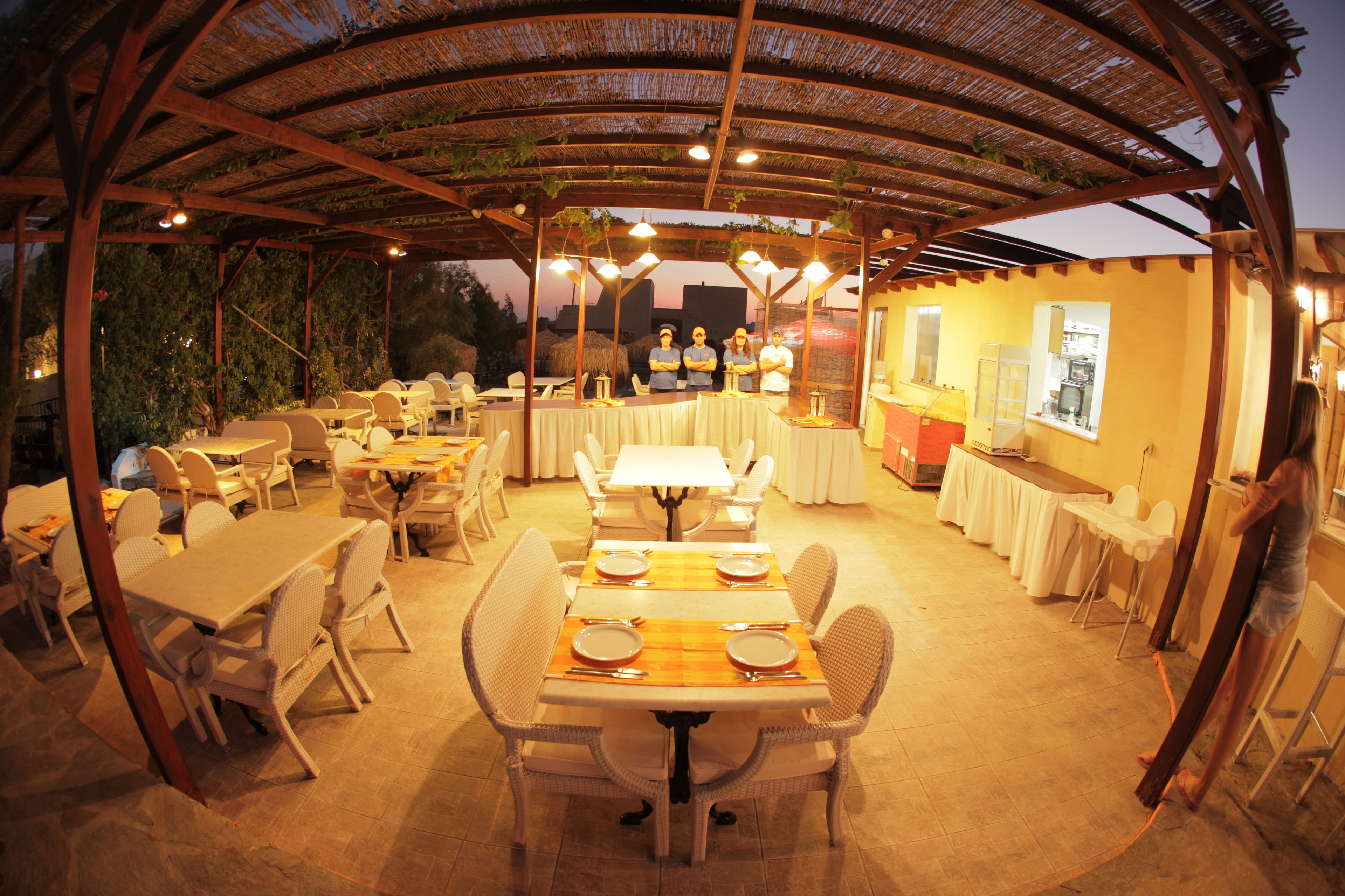 lunch and dinner served, international cuisine