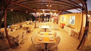 Lunch and dinner served, international cuisine
