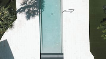 Kolam renang outdoor, dengan cabana gratis dan kursi berjemur