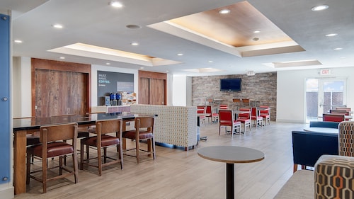 Holiday Inn Express & Suites Dinuba West by IHG