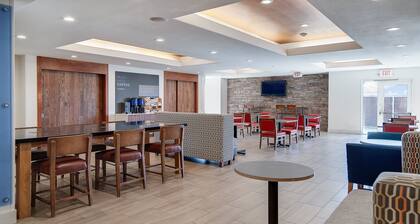 Holiday Inn Express & Suites Dinuba West by IHG