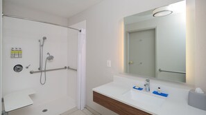 A bathroom with a shower, a sink, and a mirror. - Holiday Inn Express & Suites Dinuba West by IHG (Dinuba)