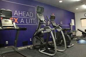 A gym with treadmills, elliptical machines, and a weight bench. - Holiday Inn Express & Suites Antigo by IHG (Antigo)