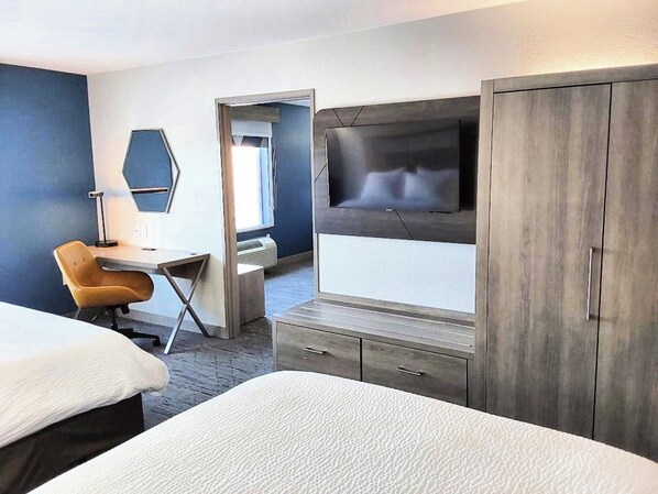 Suite, Multiple Beds | In-room safe, desk, iron/ironing board, free cots/infant beds - Holiday Inn Express & Suites Antigo by IHG (Antigo)