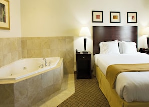 In-room safe, desk, soundproofing, iron/ironing board - Holiday Inn Express & Suites Childress by IHG (Childress)