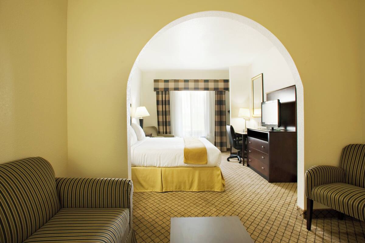 suite, 1 king bed | in-room safe, desk, soundproofing, iron/ironing board